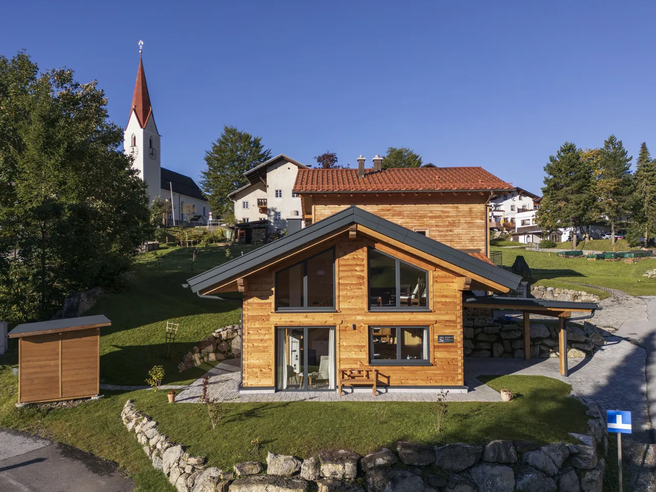 Das Ferienhaus im Ortskern von Berwang, im Hintergrund die Kirche