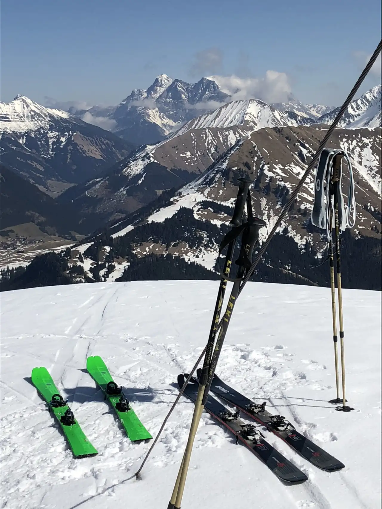 Tourenski im Schnee auf dem Gipfel des Hönig (2034 m) mit Blick über die Lechtaler Alpen