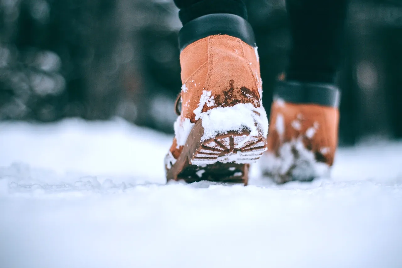 Winterstiefel beim Gehen durch frischen Schnee